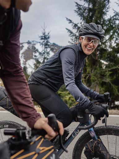 Homme avec veste polaire bleue sur un vélo