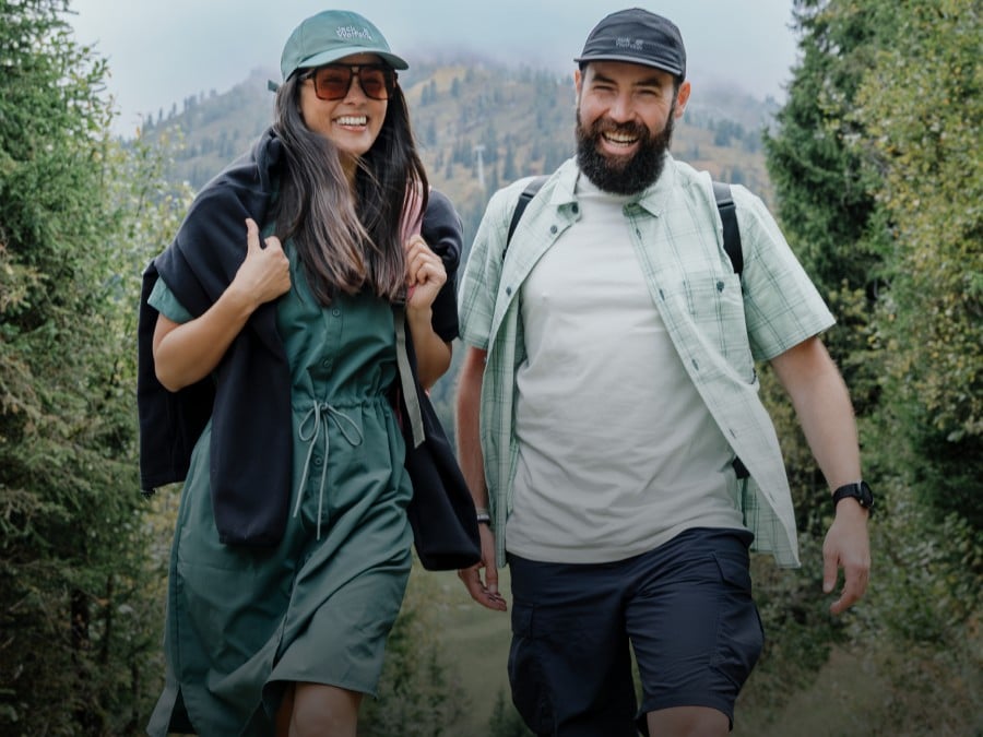 Trois jeunes adultes en vêtements outdoor sportifs se trouvent dans un&nbsp;paysage&nbsp;montagneux