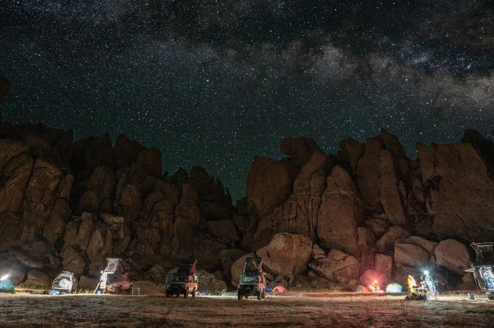 Le camp dans l'obscurité devant une paroi rocheuse