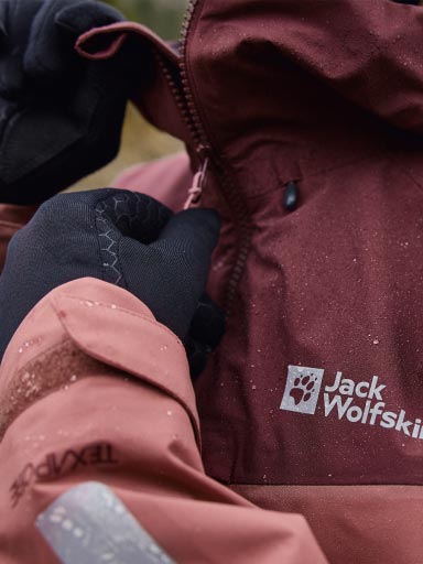Pantalon de pluie pour vélo sur fond de nature