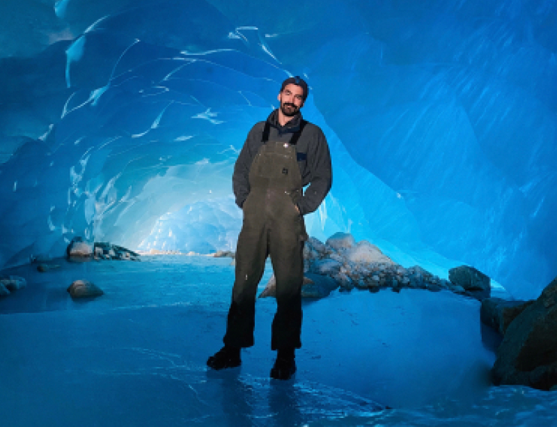 Ben dans une grotte de glace