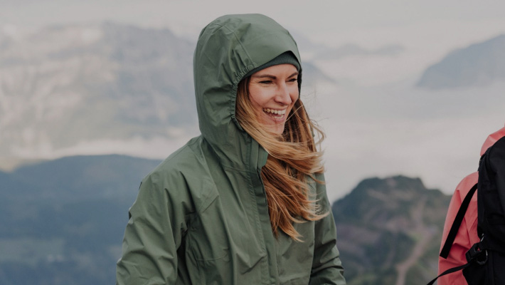 Femme souriant à l’appareil photo