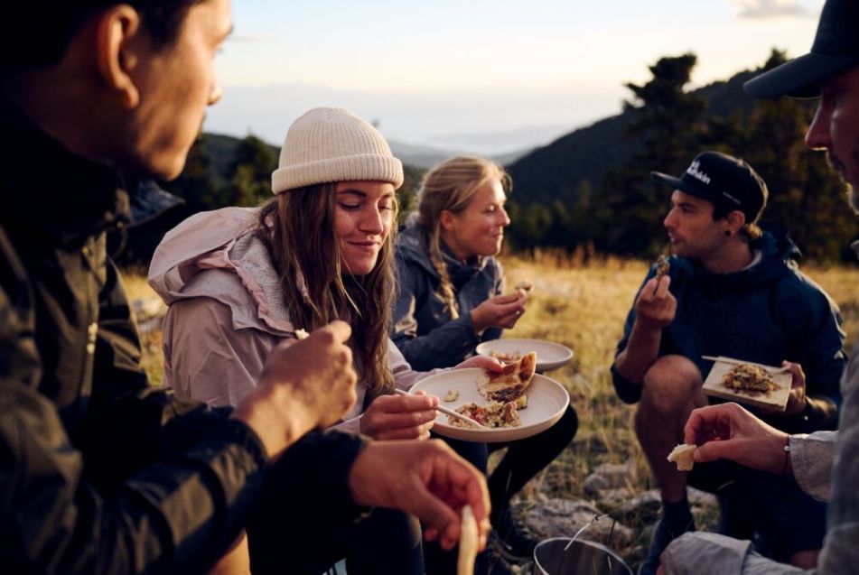 Groupe en train de manger dans la nature
