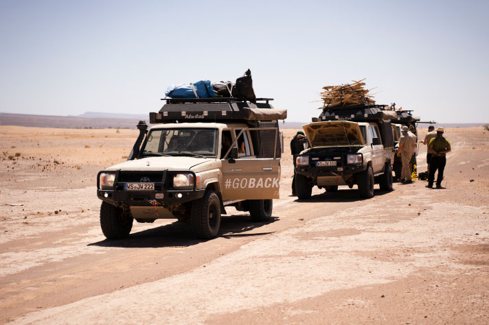 Deux 4x4 bien chargés dans le désert