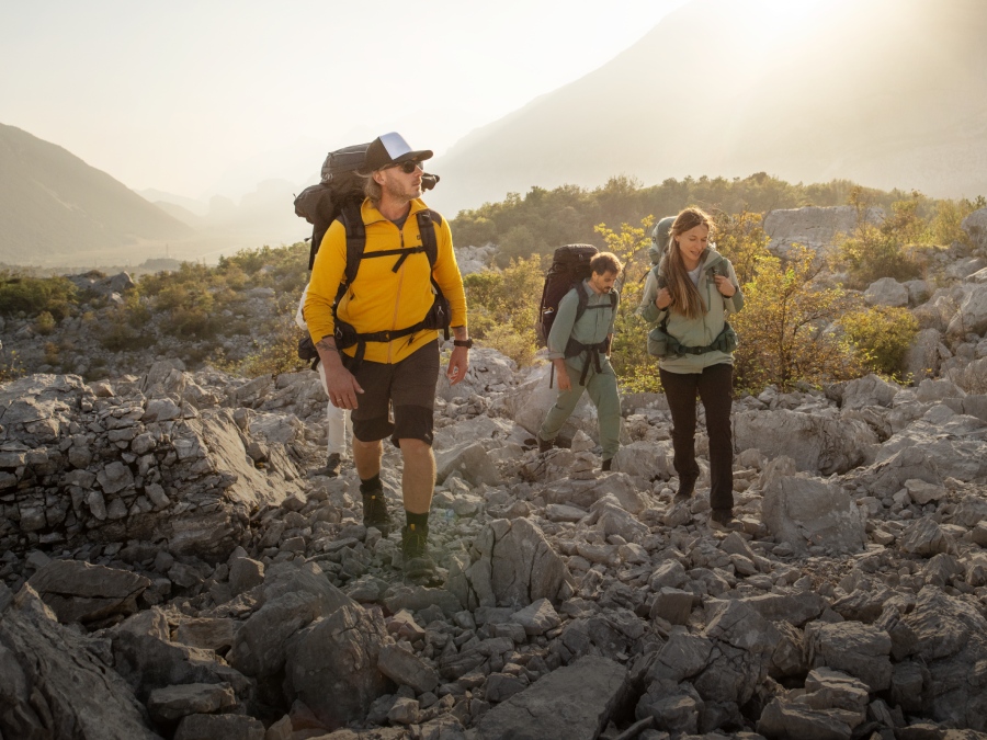 Trois randonneurs avec leur équipement de trekking dans les montagnes