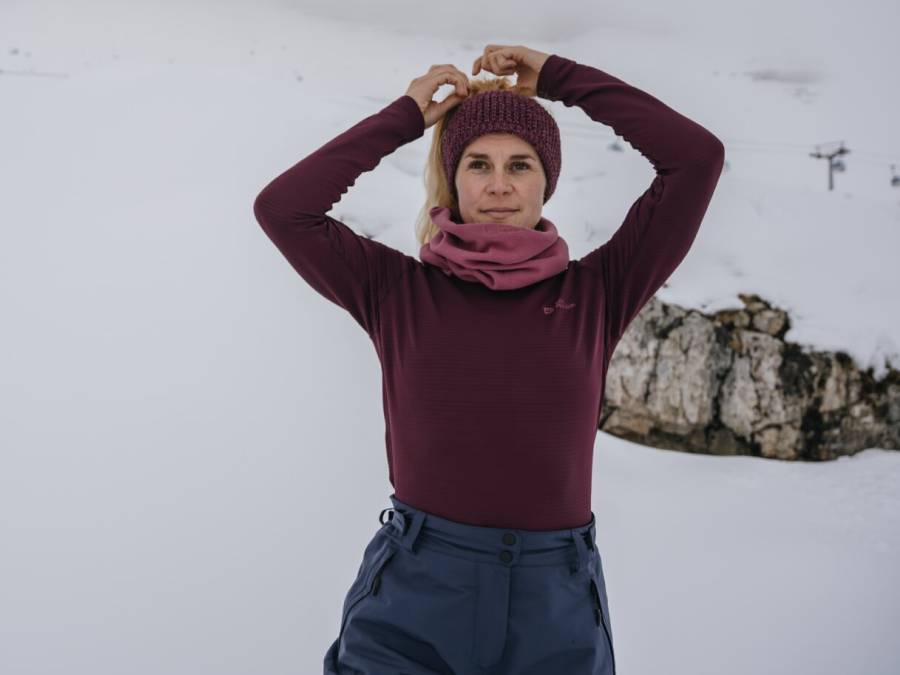 Femme en baselayer chaud dans un paysage de montagne enneigé