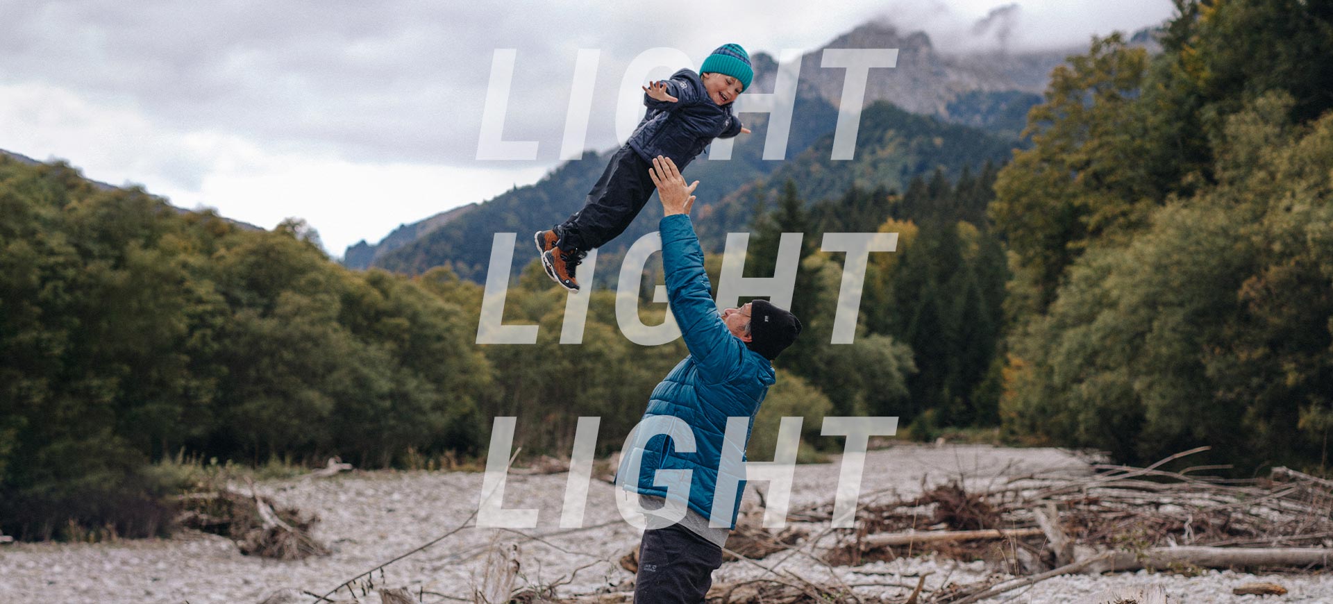 Le père jette son enfant en l'air