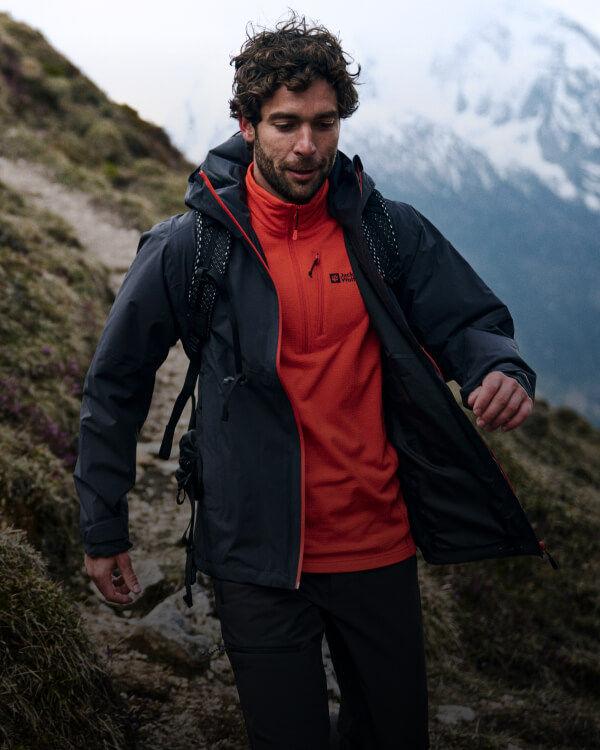 Homme enfilant une veste