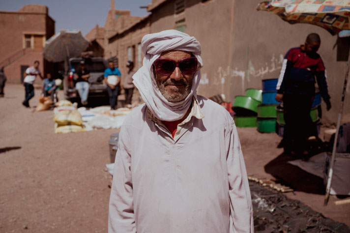 Homme avec un turban devant une rue