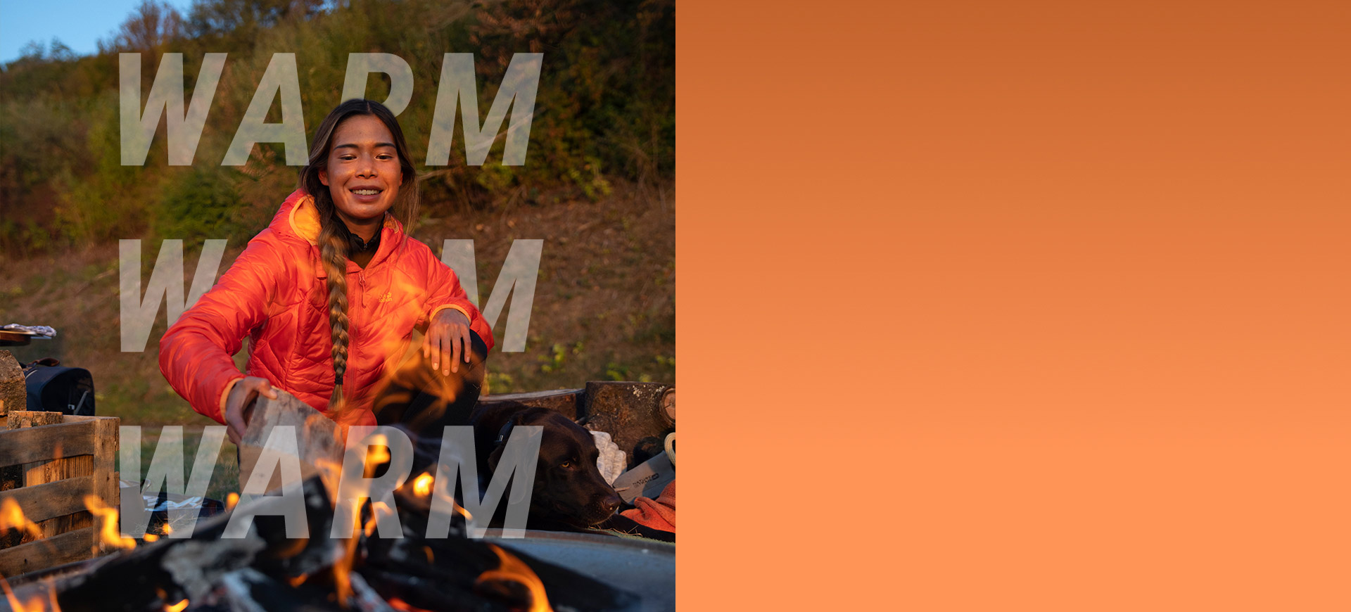 Femme au feu de camp avec une veste d'hiver