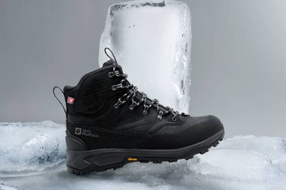 Bottes d'hiver noires sur fond glacé