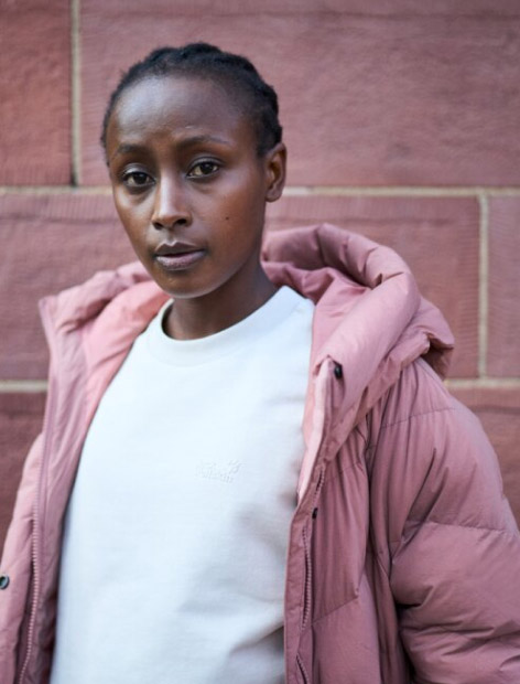 Femme regardant dans la caméra