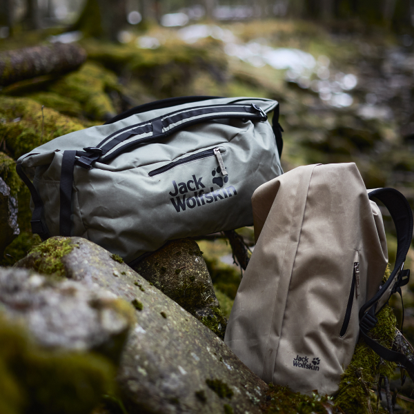 Deux sacs Traveltopia dans la forêt
