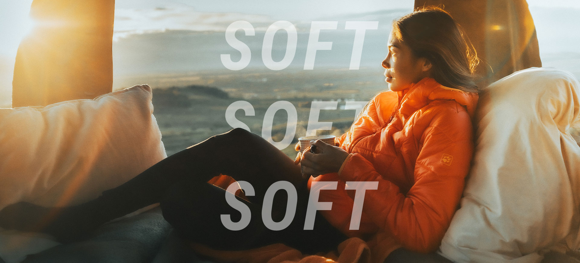Femme dans une camionnette regarde au loin