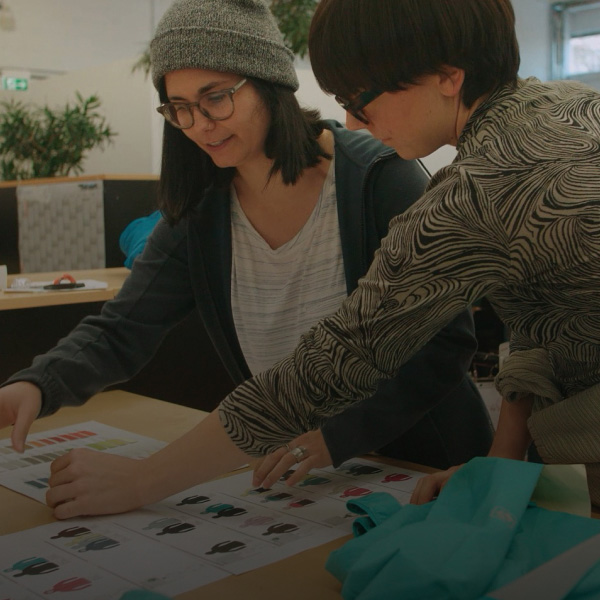 Deux collègues dans un bureau