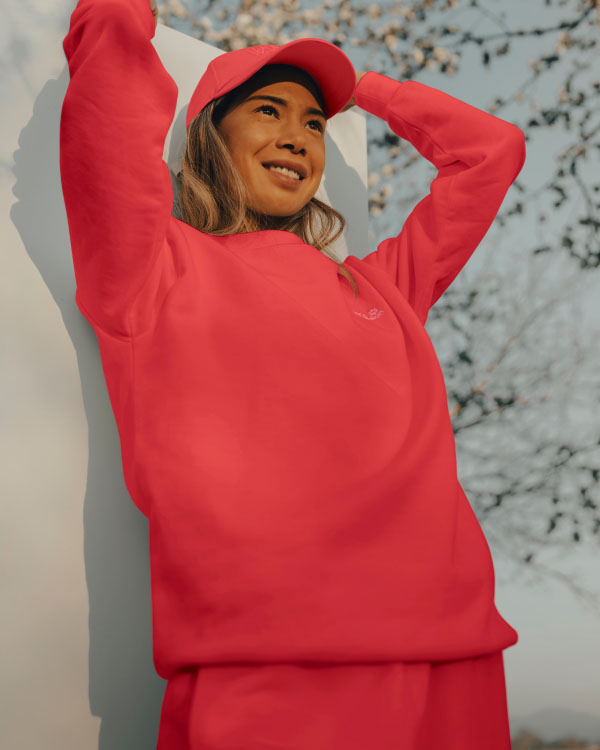 Femme avec casquette tenant un panneau dans son dos
