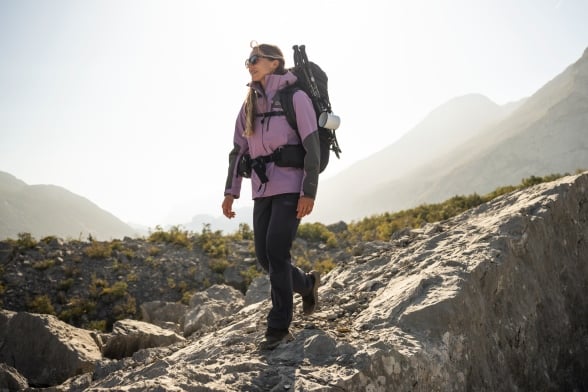 Femme en tenue de trek printanière dans les montagnes