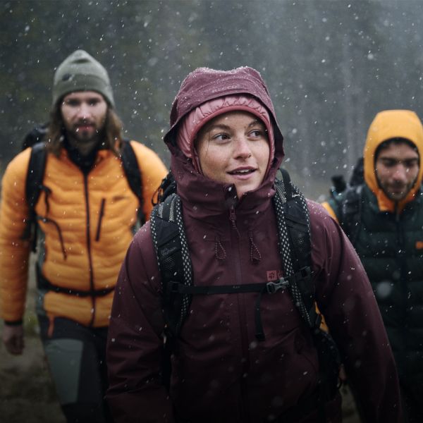 Femme avec une veste imperméable sous la pluie