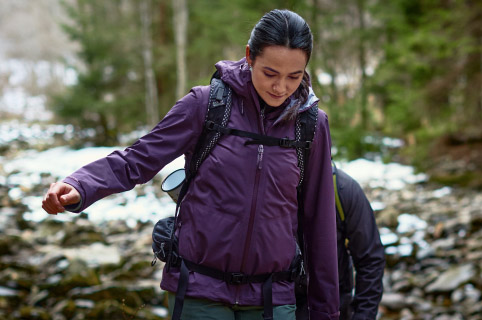 Frau wandert durch eine schöne Landschaft