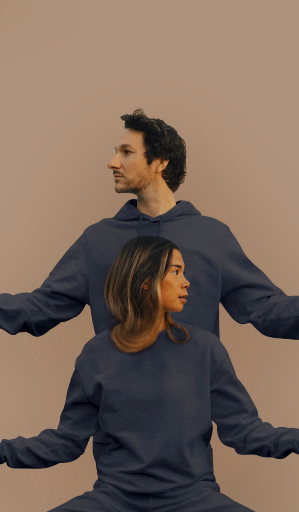 Un homme et une femme levant les deux mains sur le côté