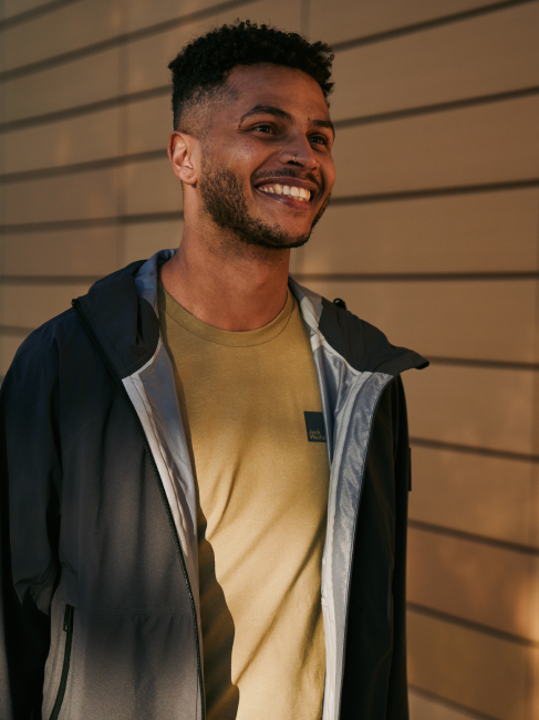 Homme souriant avec une veste noire