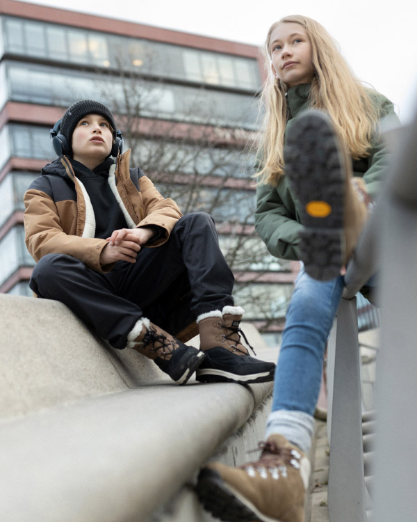 Deux adolescents chillent dans la ville