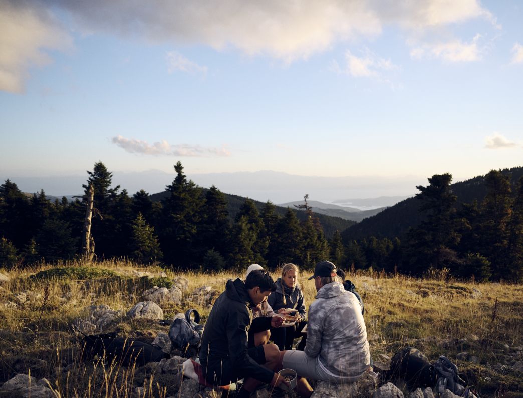 Groupe en train de manger dans la nature