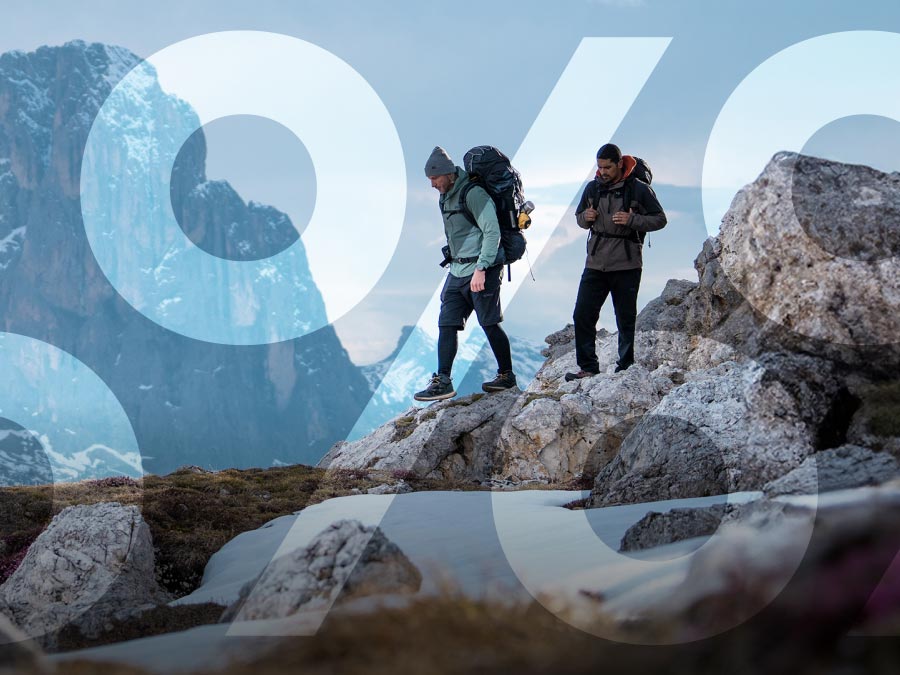 Homme à la montagne regardant le paysage