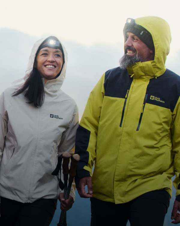 Groupe de quatre personnes avec des vestes en randonnée