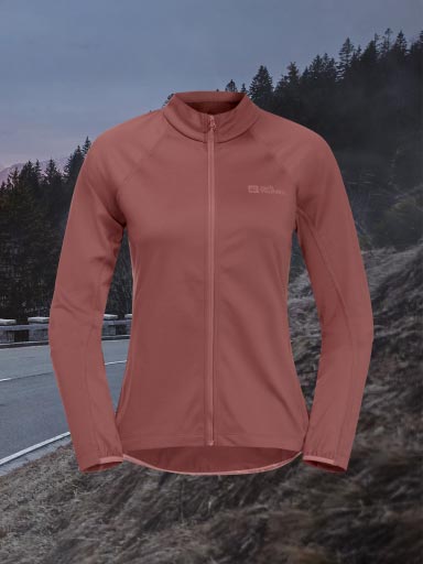 Homme avec casque de vélo et gilet coupe-vent