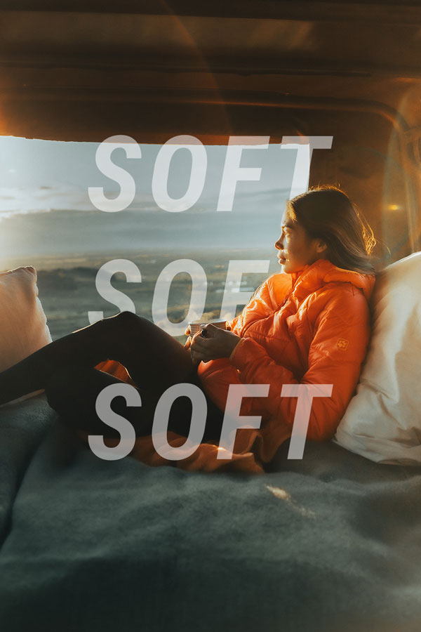Femme dans une camionnette regarde au loin