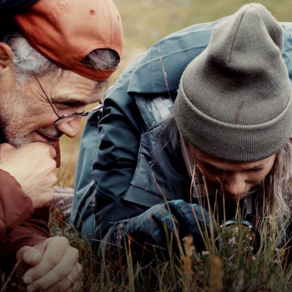 Père et fille avec une loupe