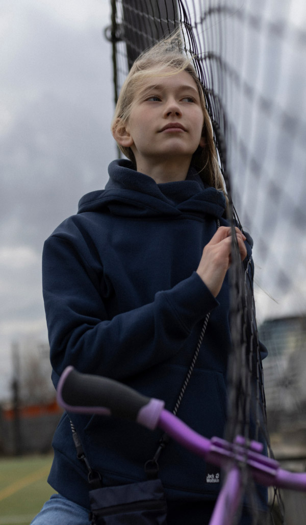 Jeune fille adossée à la clôture