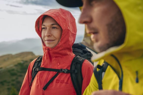 Femme avec une veste de pluie