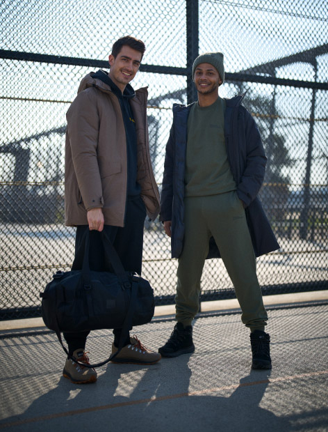 Deux hommes en train de sourire dans la caméra