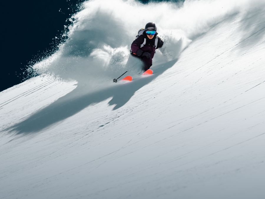 Un skieur dévale une piste à toute vitesse