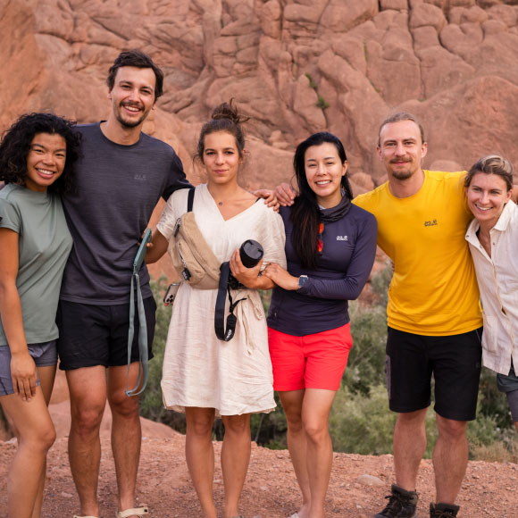 Photo de groupe avec une partie du groupe