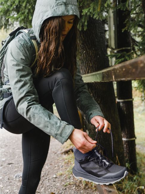 Femme laçant sa chaussure