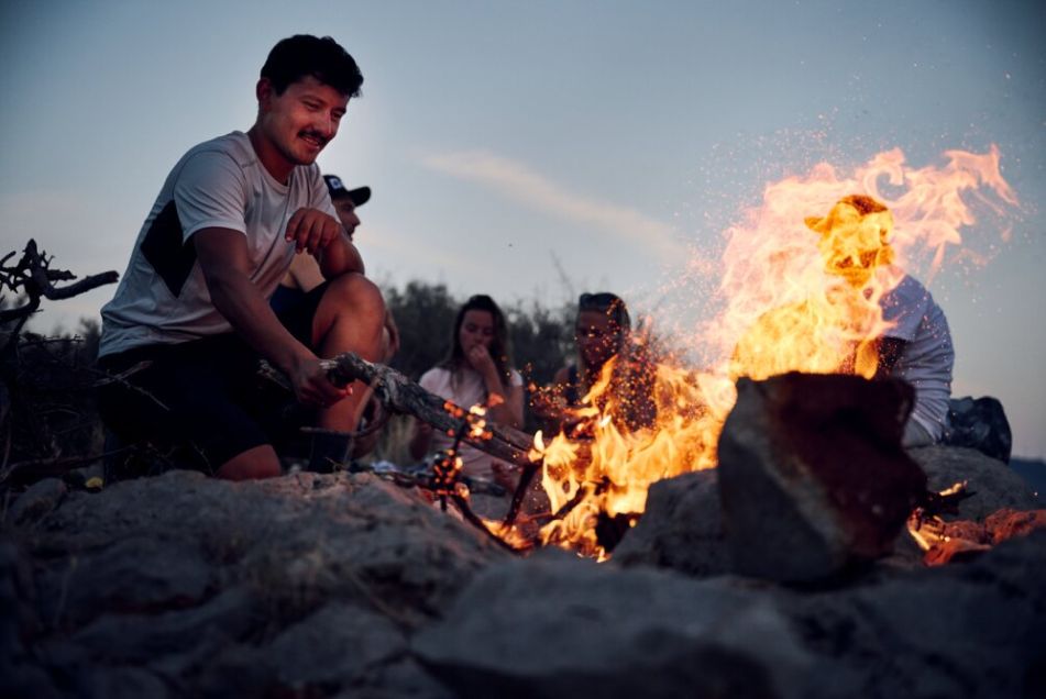 Groupe autour d’un feu de camp