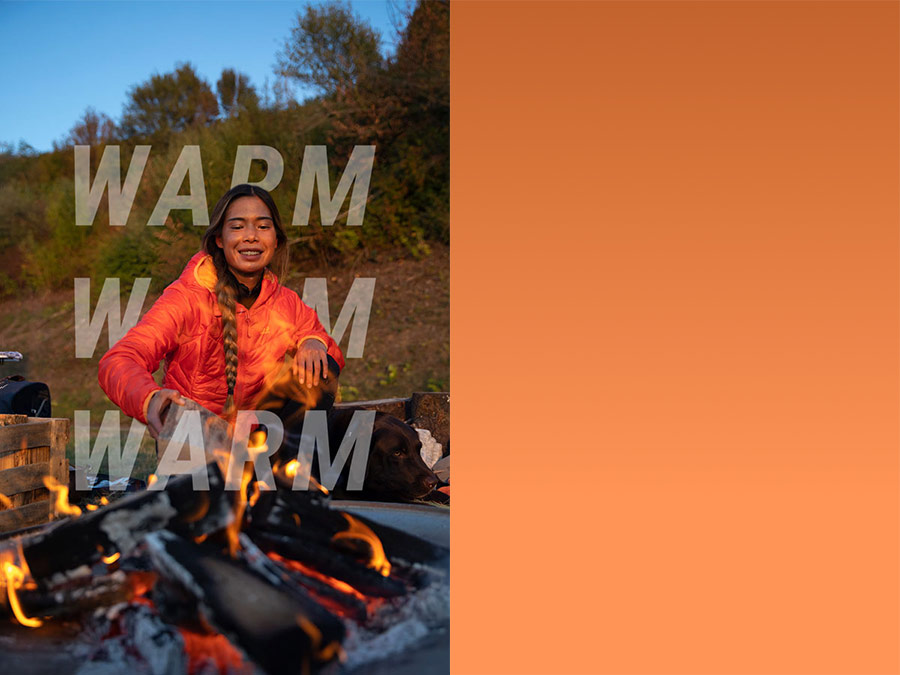 Femme au feu de camp avec une veste d'hiver