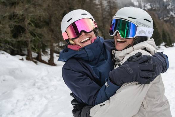 Femme en tenue de ski chaude dans un paysage de neige
