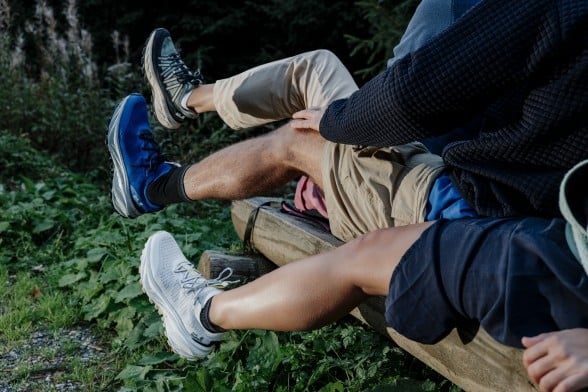Gros plan d’une personnes en chaussures de&nbsp;randonnée marchant sur un&nbsp;rocher