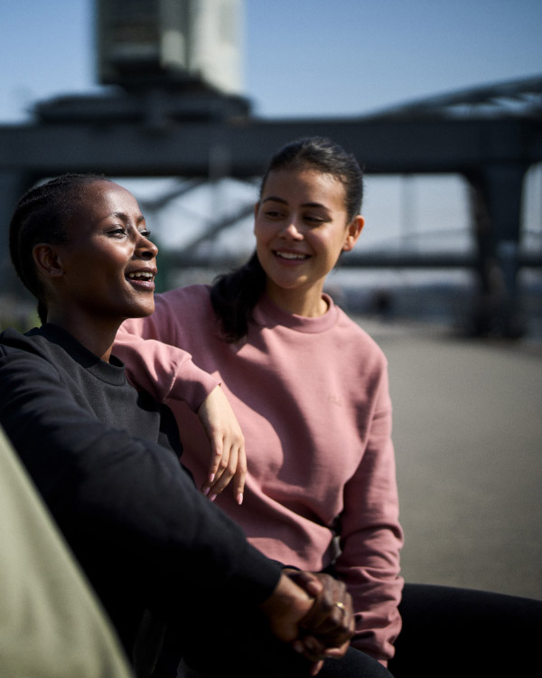 Deux femmes en train de sourire