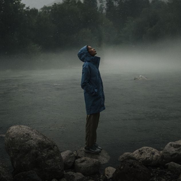 Femme sous la pluie