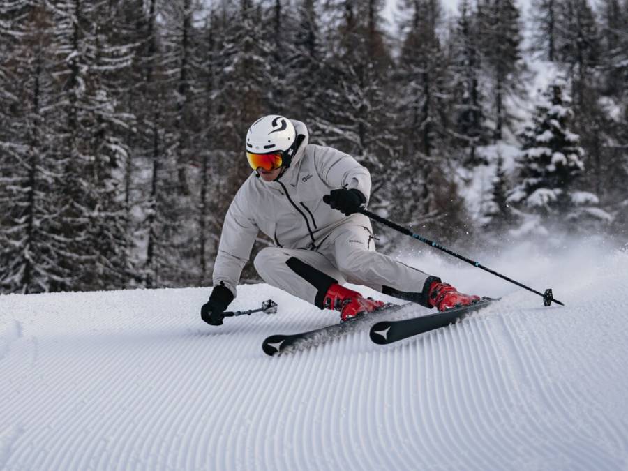 Un skieur dévale une piste à toute vitesse