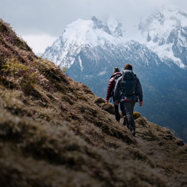 Trois randonneurs au sommet d’une montagne