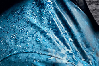 Laver une veste de pluie : voici comment nettoyer correctement vos vêtements imperméables